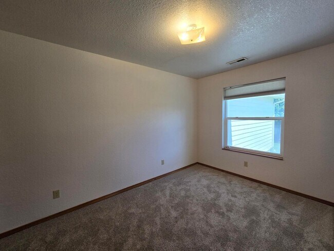 Building Photo - Charming Home on .34 acres!
