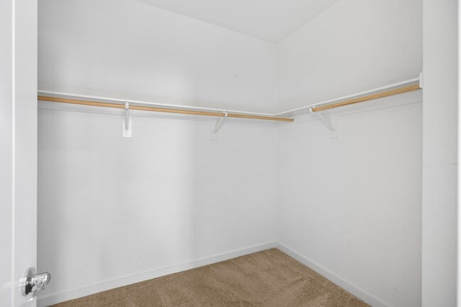 Building Photo - Beautiful Townhome in Desirable Neighborhood!