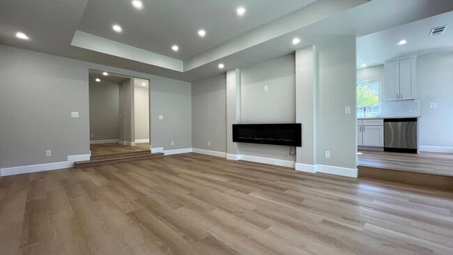 Building Photo - 3BD/2BA - Stylish Home Near Valley Fair Ma...