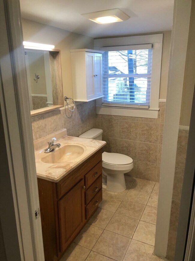 Building Photo - Four bedroom, 2 bath house in Burlington