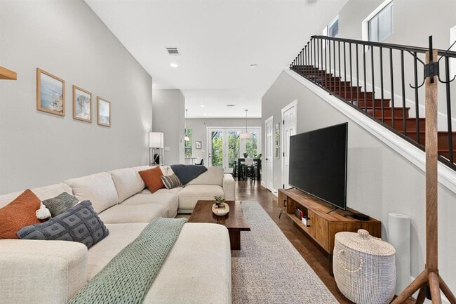 Building Photo - 3003 Lovell Dr