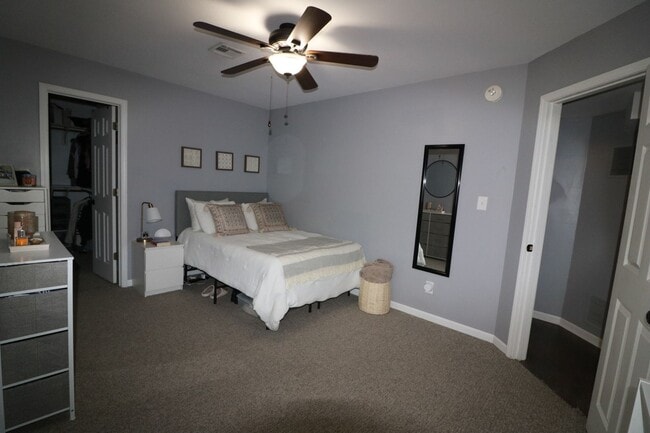 Building Photo - Awesome 4 bedroom duplex located in quite ...