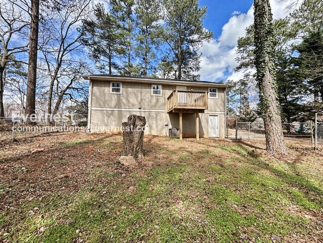 Building Photo - 2 Bed, 2 Bath Home with Fenced Yard & Garage / Pet-Friendly / Available Now!