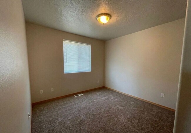 Building Photo - 3961 SE Azalea Ave