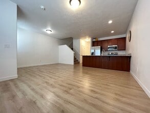 Building Photo - 3 Bedroom/2 Bathroom Townhome In Bluffdale