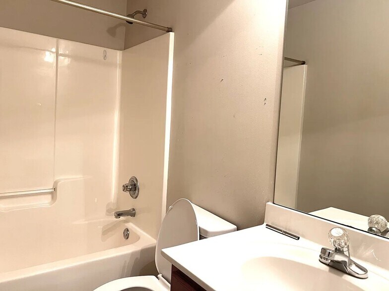 Building Photo - 6211 Crestgate Ln