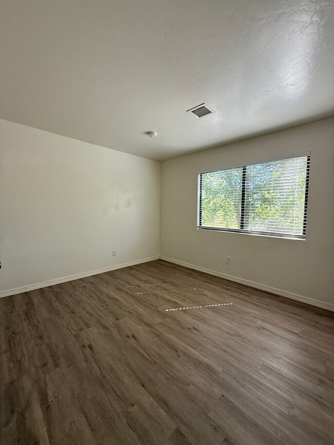 Building Photo - 8412 E Lakeshore Dr