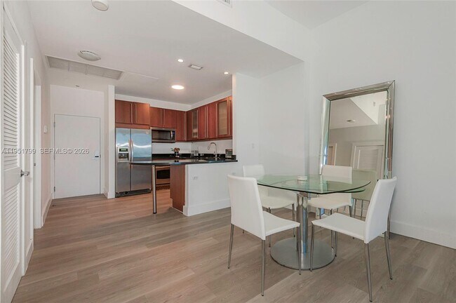 Building Photo - 2301 Collins Ave