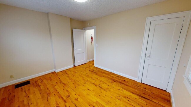 Building Photo - 3 BEDROOMS, 1 FULL BATHROOM + 3 FREE OFF-S...