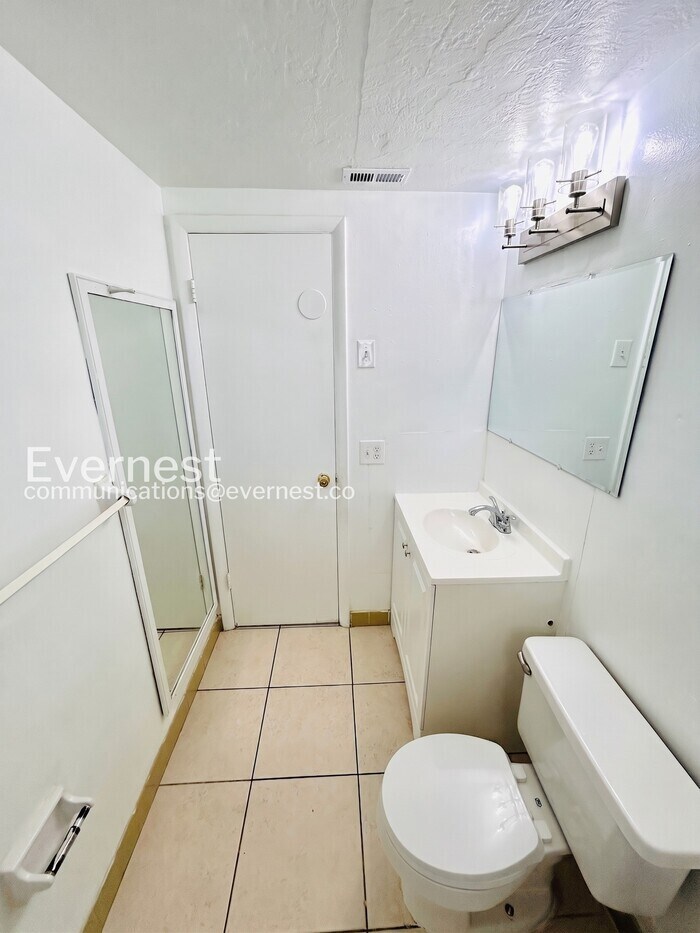 Building Photo - 3749 Beechwood Dr