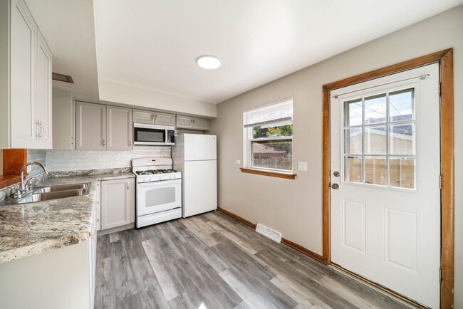 Building Photo - 27 E Thorndale Ave