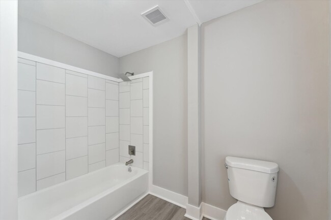 Building Photo - 1020 W 37th St