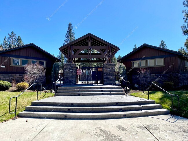 Building Photo - Charming and unique 2 BR in an upscale west Bend neighborhood