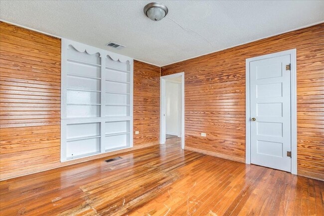 Building Photo - 1119 N LBJ Dr