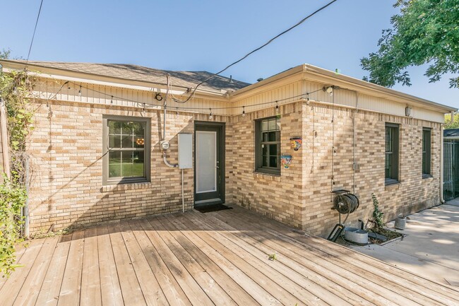 Building Photo - CHARMING and UPDATED 3/2 in The Cultural District