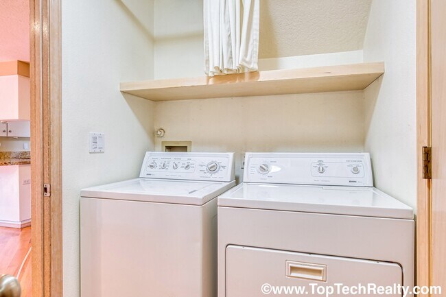 Building Photo - Charming 3 BD* 2.5 BTH Single Family Home In Deerfield Neighborhood! Great Location & Quiet Neigh...