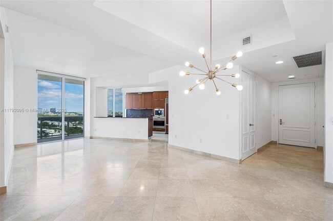 Primary Photo - 16001 Collins Ave