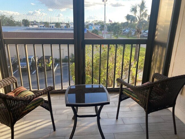 Building Photo - 1 bedroom 1 bathroom furnished condo