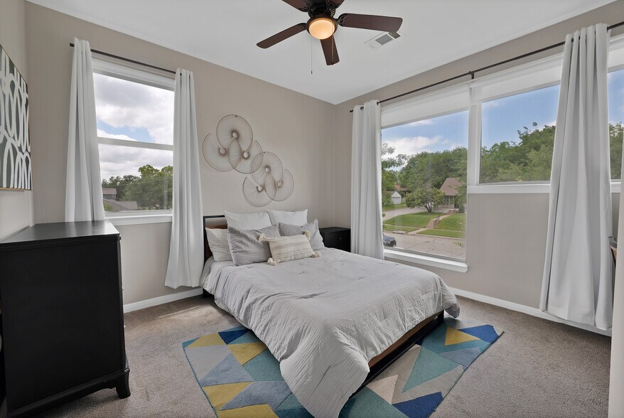 Building Photo - 4635 Calmont Ave