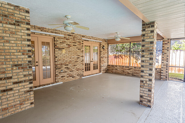 Building Photo - 409 SW Whitmore Dr