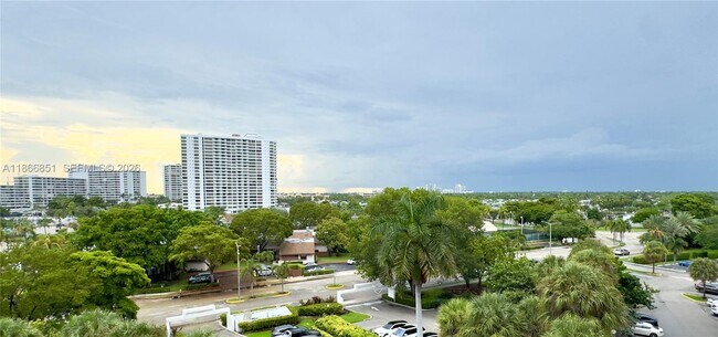 Building Photo - 400 Leslie Dr