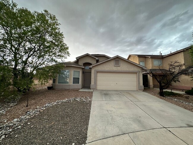 Primary Photo - 4 bed 2 bath home in Huning Ranch