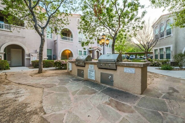 Building Photo - Spacious 2 Bedrooms Condo with 2 Full Bathrooms!