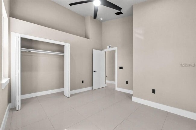 Building Photo - 724 W Crescent Dr