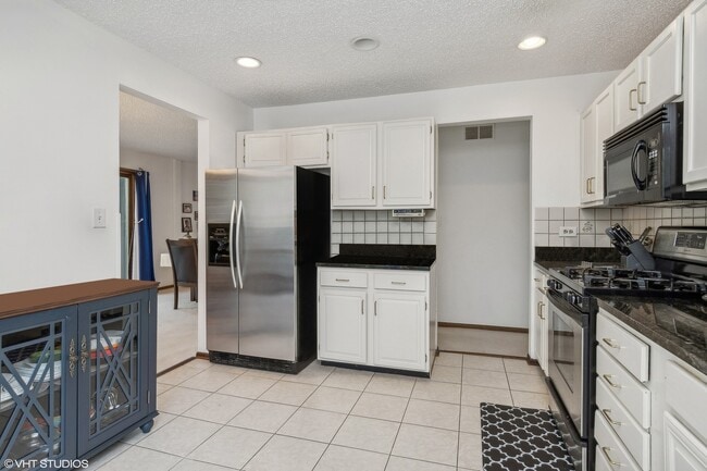 Building Photo - 6610 Pinehurst Ct