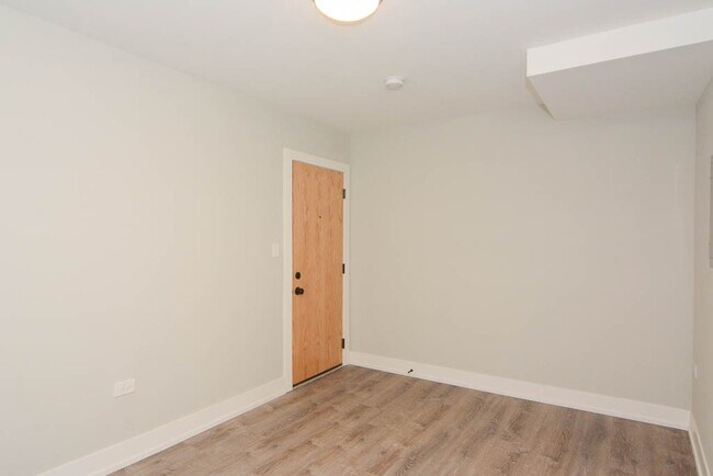 Building Photo - 434 W Belden Ave