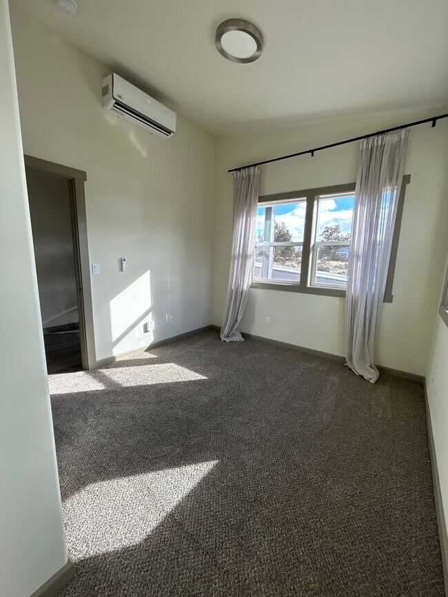 Building Photo - 1062 SE Balsamroot Ln