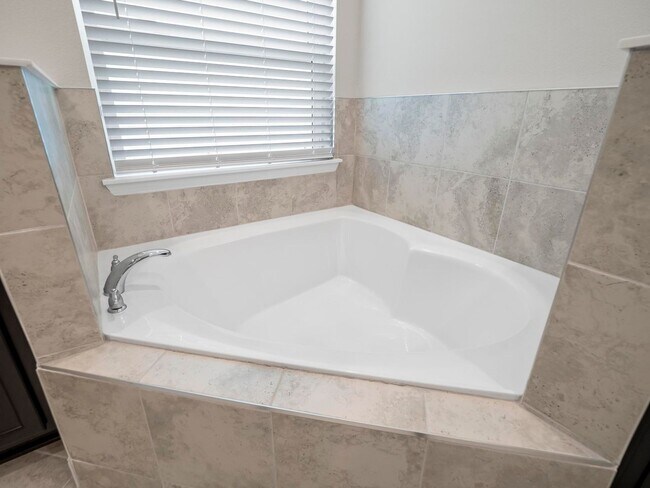 Building Photo - 4 bedroom, 3 bath home in Grand Landings G...
