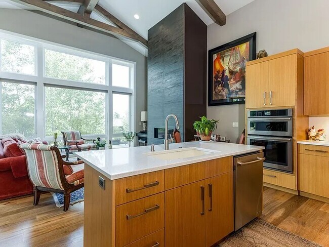 Building Photo - Spacious Tetherow Home with Community Amenities