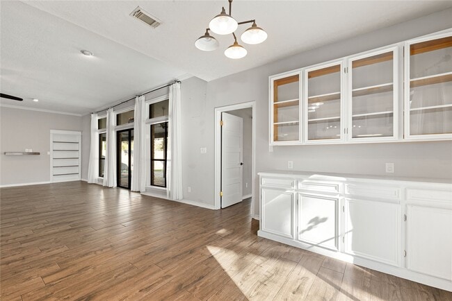 Building Photo - 303 Narcissus St