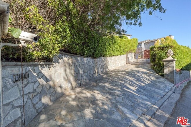 Building Photo - 1300 Summitridge Dr