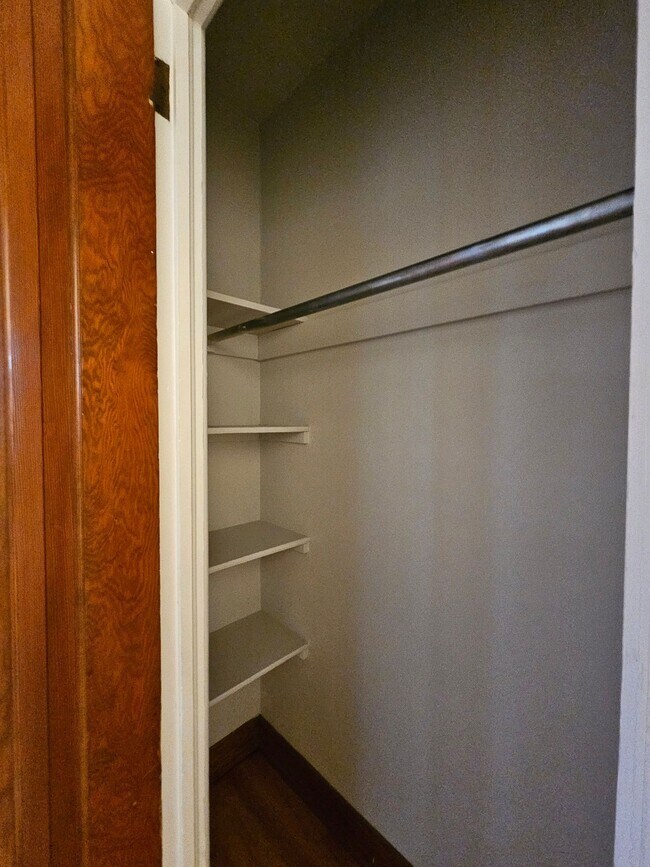 Building Photo - Charming Large 1 Bedroom in the Heart of the City