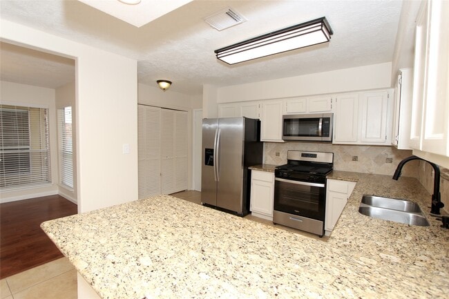 Building Photo - 2731 Colony Dr