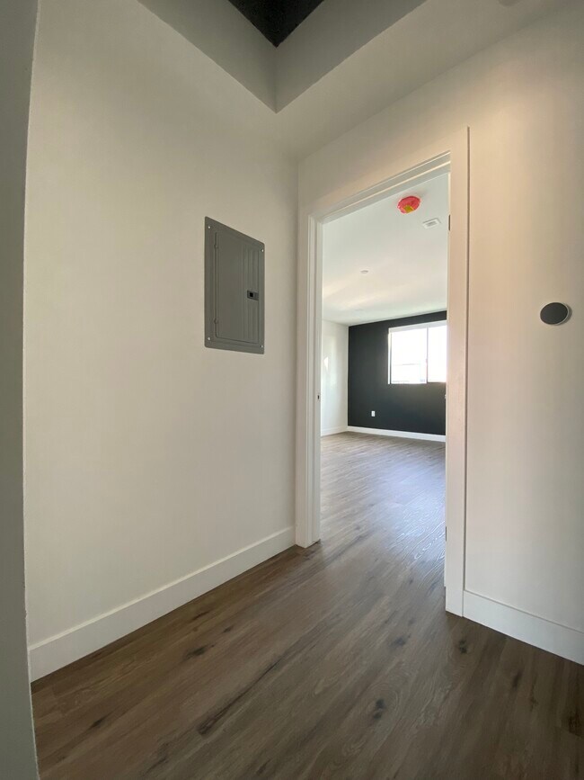 Building Photo - 4574 Oakwood Ave