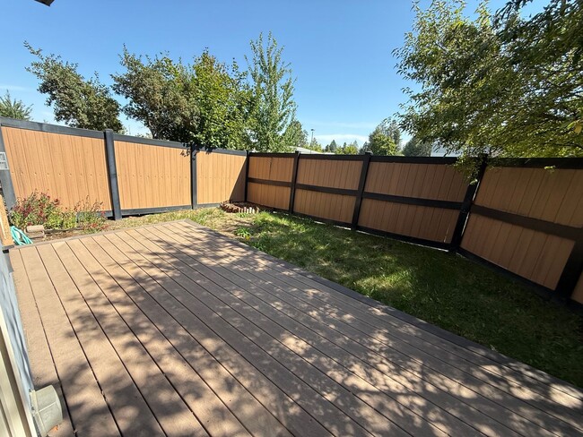 Building Photo - NW Bend 3 Bed/2.5 Bath Villa - Schaeffer D...