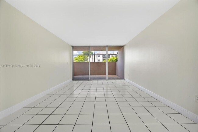 Building Photo - 10525 SW 112th Ave