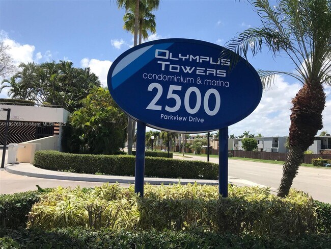 Building Photo - 2500 Parkview Dr
