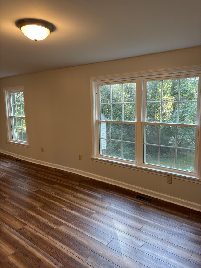 Building Photo - Historic charm meets comfortable living with this 4 bedroom home in the heart of Clarksville! Ava...