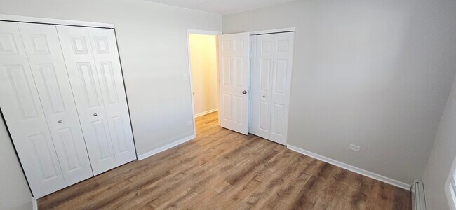 Building Photo - 318 W Naperville Rd