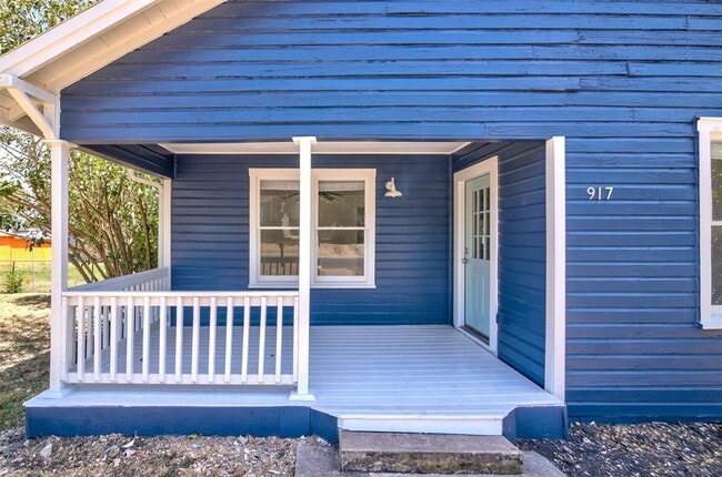 Building Photo - 917 W 4th St