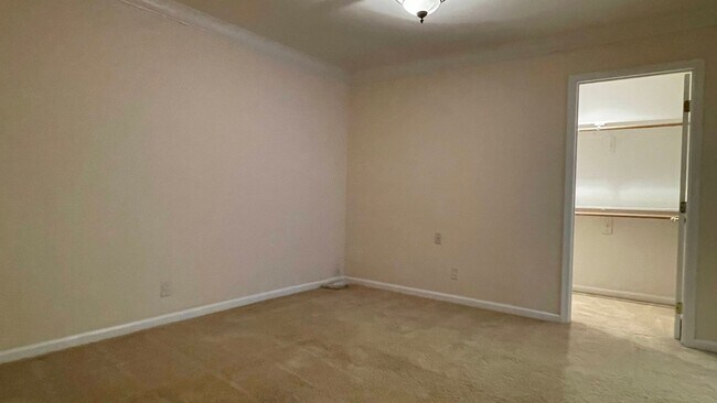 Building Photo - 960 Branham Ln