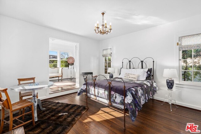 Building Photo - 537 N June St