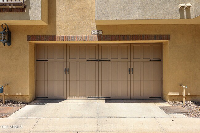 Building Photo - 2434 E Roma Ave