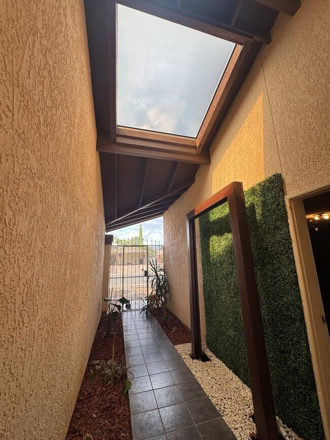 Building Photo - 1016 E Cottonwood Dr