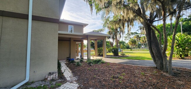 Building Photo - 2 Bedroom, 3 Bathroom House in Bradenton