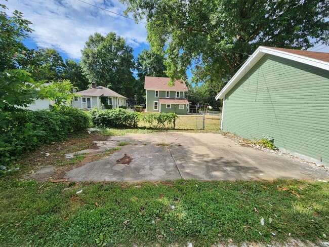 Building Photo - Spacious 5-Bedroom, 2-Bathroom Home AVAILA...